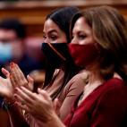 Las diputadas de Vox Mireia Borr&aacute;s y Mar&iacute;a de los Reyes Romero aplauden a Abascal.