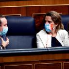 El vicepresidente segundo del Gobierno, Pablo Iglesias, conversa con la vicepresidenta cuarta, Teresa Ribera y la ministra de Hacienda, Mar&iacute;a Jes&uacute;s Montero.