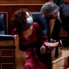 La ministra de Hacienda, Mar&iacute;a Jes&uacute;s Montero, conversa con el ministro de Interior, Fernando Grande-Marlaska.