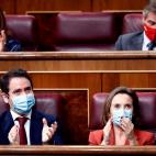 El secretario general del PP, Teodoro Garc&iacute;a Egea y la portavoz, Cuca Gamarra, aplauden la intervenci&oacute;n de Pablo Casado.