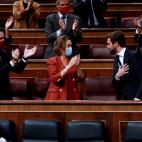 El l&iacute;der del PP, Pablo Casado, es ovacionado por los miembros de su grupo parlamentario tras su intervenci&oacute;n.