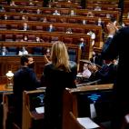 El l&iacute;der del PP, Pablo Casado, aplaudido tras su intervenci&oacute;n.
