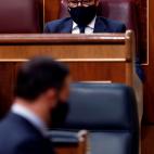 El l&iacute;der de Vox, Santiago Abascal, pasa ante el presidente del PP, Pablo Casado.