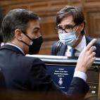El presidente del Gobierno, Pedro Sánchez conversa con el ministro de Sanidad, Salvador Illa a su llegada al Congreso de los Diputados