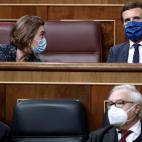 El líder del PP Pablo Casado conversa con su portavoz Cuca Gamarra tras los ministros de Consumo, Alberto Garzón y el ministro de Universidades, Manuel Castells.