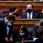 El l&iacute;der de Vox, Santiago Abascal toma asiento junto a Iv&aacute;n Espinosa de los Monteros y Macarena Olona.