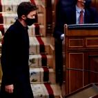 El portavoz de M&aacute;s Pa&iacute;s, &Iacute;&ntilde;igo Errej&oacute;n, pasa ante el presidente del Gobierno, Pedro S&aacute;nchez.