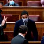 El diputado de Vox Ignacio Garriga conversa con el l&iacute;der de Vox, Santiago Abascal.