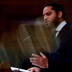 El diputado de Vox por Barcelona, Ignacio Garriga presenta la moci&oacute;n de censura de su partido.