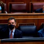 El presidente del Gobierno, Pedro S&aacute;nchez junto al vicepresidense segundo, Pablo Iglesias, escuchan la intervenci&oacute;n de Vox.