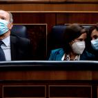 Confidencias entre la ministra de Defensa, Margarita Robles y la de Hacienda, Mar&iacute;a Jes&uacute;s Montero.