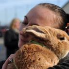 Orgullosa de su mascota tras haber participado en una competición en la República Checa. (Photo by Harold Cunningham/Getty Images)