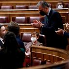 El l&iacute;der de Vox, Santiago Abascal, aplaudido por su bancada tras su intervenci&oacute;n.