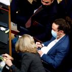 El presidente del Gobierno, Pedro S&aacute;nchez conversa con el vicepresidente segundo y ministro de Derechos Sociales y Agenda 2030, Pablo Iglesias, y la vicepresidenta tercera y ministra de Asuntos Econ&oacute;micos, Nadia Calvi&ntilde;o.