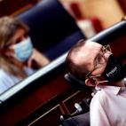 El portavoz en el Congreso de Unidas Podemos, Pablo Echenique escuchando a Santiago Abascal.