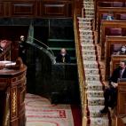 Pedro S&aacute;nchez escucha de frente a Santiago Abascal.