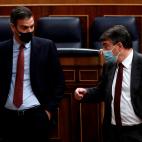 El presidente del Gobierno, Pedro S&aacute;nchez y el portavoz del PNV Aitor Esteban, conversan tras la intervenci&oacute;n del l&iacute;der de Vox, Santiago Abascal.