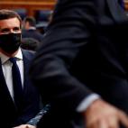 El l&iacute;der del PP, Pablo Casado tras la intervenci&oacute;n del l&iacute;der de Vox, Santiago Abascal.