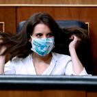 La ministra de Igualdad, Irene Montero, parece 'tirarse de los pelos'.