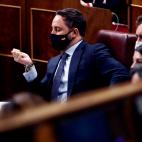 El l&iacute;der de Vox, Santiago Abascal, se mira las u&ntilde;as.