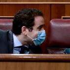 El diputado del Partido Popular Teodoro García-Egea conversa con la portavoz del partido en el Congreso, Cuca Gamarra, que se echa ligeramente hacia atrás.