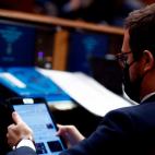 El l&iacute;der del PP, Pablo Casado, pendiente de las noticias.