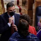 Pedro S&aacute;nchez se recoloca la corbata justo antes de su intervenci&oacute;n.
