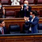 El presidente del Gobierno, Pedro S&aacute;nchez, aplaudido por el vicepresidente segundo, Pablo Iglesias y sus compa&ntilde;eros de partido tras su intervenci&oacute;n.
