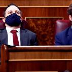 El l&iacute;der de Vox, Santiago Abascal, pensativo junto a Iv&aacute;n Espinosa de los Monteros.