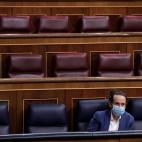 Pablo Iglesias solo en la bancada.