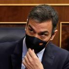 Pedro S&aacute;nchez escucha la intervenci&oacute;n de Vox.