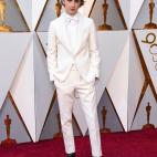 Nominado a Mejor Actor por Call me by your name, con un traje blanco de Berluti.