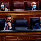 Santiago Abascal se dirige al grupo socialista para pedir su voto en esta moci&oacute;n.