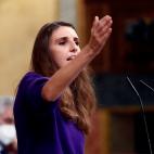 La diputada de Unidas Podemos Luc&iacute;a Mu&ntilde;oz se dirige a la bancada popular.