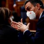 El presidente del Gobierno, Pedro S&aacute;nchez, conversa con la portavoz socialista, Adriana Lastra.