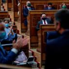 La mirada de Santiago Abascal a Pablo Iglesias y Pedro S&aacute;nchez.