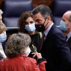 Pedro S&aacute;nchez habla con sus compa&ntilde;eros tras la primera intervenci&oacute;n de Abascal.