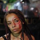 Com palavras de ordem, como “Pula, sai do chão, pro machismo eu digo NÃO!”, “Feminismo revolução”, “Machistas, golpistas, não passarão” e “O corpo é da mulher e ela dá para quem quiser”, o grupo chamou atenção para o es...