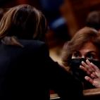 La vicepresidenta del Gobierno, Carmen Calvo, conversa con la portavoz socialista, Adriana Lastra.