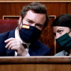 El diputado de Vox, Iv&aacute;n Espinosa de los Monteros y Macarena Olona durante la intervenci&oacute;n de su compa&ntilde;ero Ignacio Garriga.