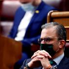 El diputado de Vox, Ortega Smith, escucha la intervenci&oacute;n de su compa&ntilde;ero, Ignacio Garriga.