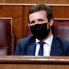 El líder del PP, Pablo Casado, durante la intervención de Garriga (Vox).