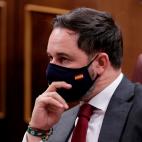 Santiago Abascal escucha la intervenci&oacute;n del 'n&uacute;mero uno' de Vox por Barcelona.