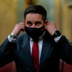 Santiago Abascal, preparado para quitarse la mascarilla.