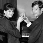 1960: Con la actriz francesa Claudia Cardinale en una fiesta en Roma