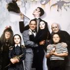 ¿Queréis ir todos juntos disfrazados? El gran clásico es la Familia Addams, y no es tan difícil como parece. Comencemos. Al padre, Gómez, lo clavarás con un traje de raya diplomático (o en su defecto, negro), una camisa blanca, una pajari...