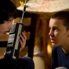 EPISODIO 2: Lucas, Mike y Dustin intentan comunicarse con la niña que encontraron en el bosque. El sheriff Hopper interroga a Joyce, que se ha puesto muy nerviosa por una llamada telefónica. MOMENTO: ¿Dónde está Barbara?