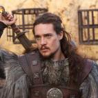 EPISODIO 2: Atrapado entre las intrigas de su tío Aelfric y el implacable señor de la guerra y vikingo Ubba, Uhtred huye en busca de Alfredo, el hombre que se convertirá en rey. MOMENTO: Puedes sacar al sajón del castillo, pero nunca al dan...