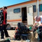 EPISODIO 2: Tras el fracaso de su primera venta, Walter y Jesse se ven obligados a deshacerse de dos cadáveres. Mientras, Skyler empieza a sospechar del extraño comportamiento de su marido Walt.