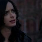 EPISODIO 4: Mientras Jessica intenta descubrir quién es el espía de Kilgrave, un nuevo caso reclama su atención. El programa de Trish acaba de una forma inesperada. MOMENTO: Veremos hasta qué punto Kilgrave es manipulador y aterrador.